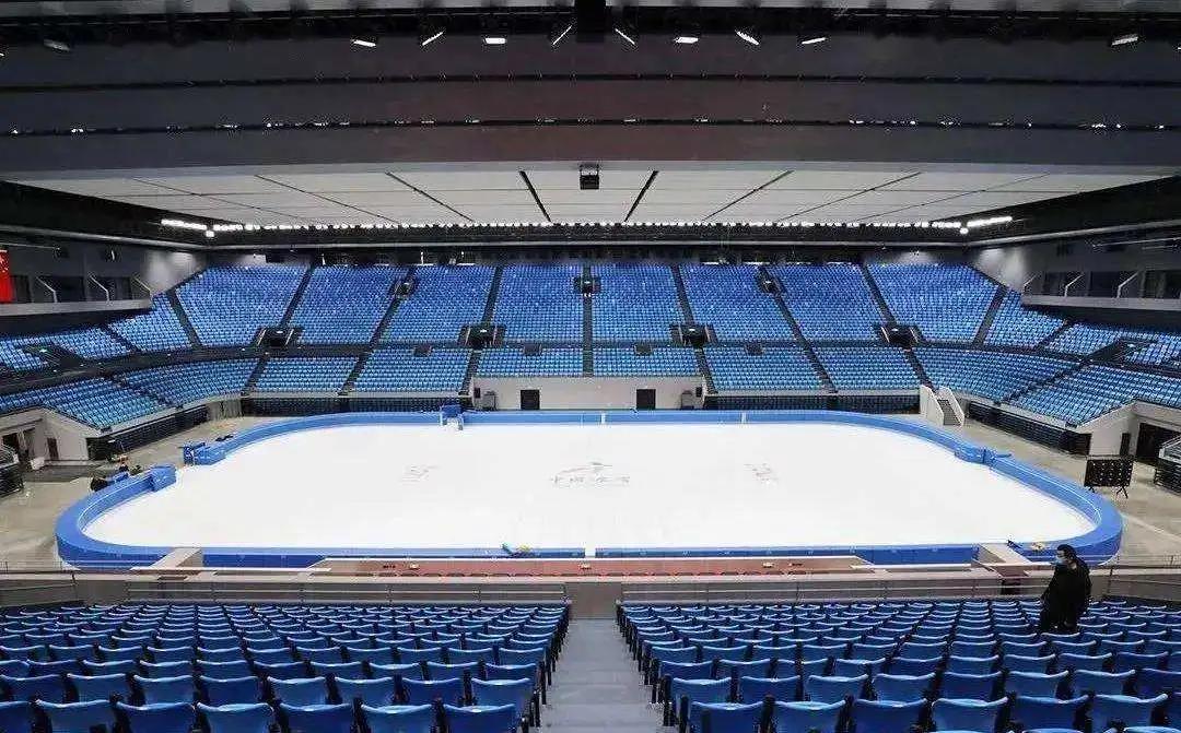 OBOO鸥柏丨100英寸品牌液晶广告机超清触摸屏壁挂式体育馆通知(图1)